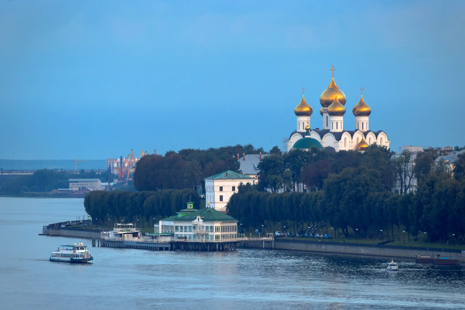 Прогулочный рейс в Ярославле на электрокатамаране «Белояр»